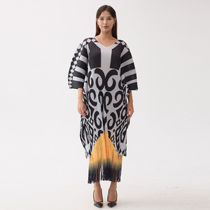 Nuovo Arrivo Miyake Pleats: Abito da Festa con Scollo a V e Stampa a Frange per <span class=keywords><strong>Donna</strong></span>, <span class=keywords><strong>Taglie</strong></span> <span class=keywords><strong>Grandi</strong></span> - Product Image 1