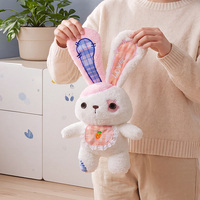 En gros, Peluche lapin patchwork cousue avec bavoir carotte pour machine à griffes et cadeau d'anniversaire