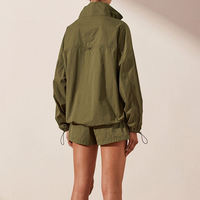 Chaqueta atlética de poliéster de alta calidad para mujer, cortavientos transpirable con media cremallera y logotipo personalizado, característica impermeable para la temporada de otoño