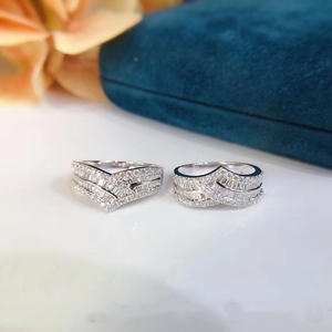 Anello di Fidanzamento Q651 per Donna in Oro Bianco con Diamanti Taglio Baguette e Pietre Laterali Naturali Colore D - Product Image 3