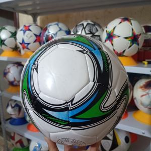 Paquete de Balones de Fútbol Personalizados con Colores a Medida, Cosidos a Máquina, para Uniformes y Identidad del Equipo - Product Image 2