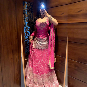 Ensemble Lehenga Choli pour femme en tissu rose brodé Zari, dos nu, col carré, jupe plissée longueur genou, tenue de mariage et de fête - Product Image 1