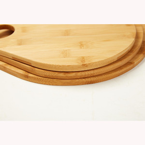 เขียงไม้ไผ่ทรงสี่เหลี่ยมผืนผ้า 285x235x12 มม. พร้อมหูจับ สำหรับใช้ในครัว - Product Image 3