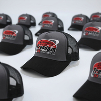 Gorras sin Estructura de Alta Calidad al por Mayor en Stock, Calidad G5 100%, Gorras Trucker de 5 Paneles con Visera de Gamuza y Estampado de Enlace