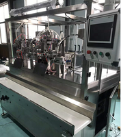 Machine de remplissage et de scellage de sacs IV en plastique semi-automatique pneumatique contrôlée par PLC, haute précision, 2500 sacs/heure, réglable