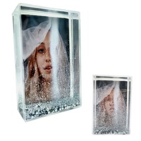 Haute qualité 2*3 pouces résine acrylique cadre Photo paillettes eau neige Globe cadre Photo en plastique en gros bas quantité minimale de commande