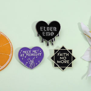 Cartoon Alphabet Emaille Pins Herzform Broschen Schmuck Zubehör Geschenk für Freunde Kleidung Dekoration - Product Image 2