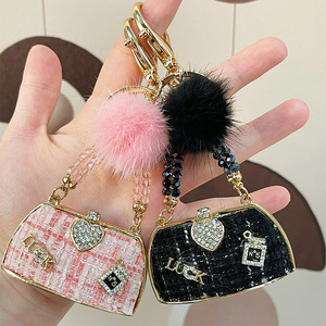 <span class=keywords><strong>Porte</strong></span>-<span class=keywords><strong>clés</strong></span> de sac à main de <span class=keywords><strong>luxe</strong></span> pour femmes avec boule de fourrure Bling Rhinestone Heart Charm Style de dessin animé à la mode en alliage de qualité supérieure - Product Image 1