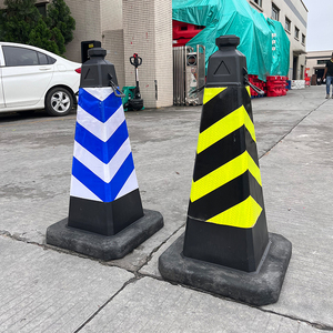Cône de signalisation en caoutchouc robuste avec bande réfléchissante bleue et blanche en chevron pour zones de construction, à poser au sol - Product Image 3
