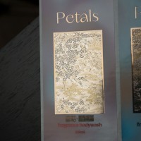 Autocollant personnalisé en relief UV avec texture 3D pour produits chimiques quotidiens, étiquette autocollante pour emballage de parfum et de gel douche