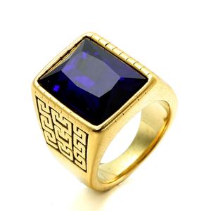 Bague plaquée or, design classique signet avec pierre bleue saphir, détail latéral clé grecque, sertissage biseauté, style moderne audacieux pour homme - Product Image 1