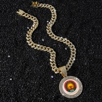 Colgante de Lujo Personalizado Sahel International Alliance, Chapado en Oro con Cristales, Cadena Cubana de Eslabones, Hecho de Aleación de Zinc