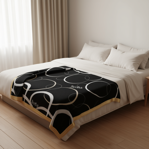 Manta Bertha Negra con Ribete Dorado, Diseño Moderno Rectangular, para Adultos, para Todas las Estaciones, Tejida en Piel de Oveja - Product Image 2