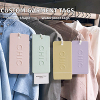 Étiquettes suspendues personnalisées en papier imperméable et étiquettes de vêtements avec cordon pour l'impression de cartes rigides pour l'habillement