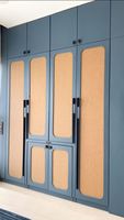 Armoire en rotin de style rustique à trois portes intégrée à une coiffeuse, grande capacité, en bois massif, pour chambre à coucher, personnalisable