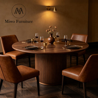 Moderner Luxuriöser Runder Massivholz-Esstisch für 6 Personen mit Gerilltem Design, Montiertes Restaurant-Möbelset für Landhaus-Küche