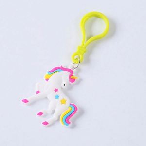พวงกุญแจยูนิคอร์นตุ๊กตาขนาดเล็กแบบกำหนดเอง ทนทาน ทำจาก PVC นุ่ม สีรุ้ง - Product Image 3