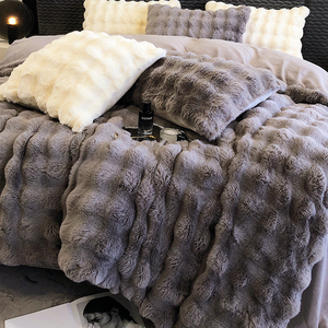 Set di Biancheria da Letto Nordico in Peluche di Coniglio Morbido e Spesso Personalizzabile in Quattro Pezzi per Tutte le Stagioni per Camera da Letto Femminile - Product Image 4