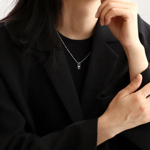 Collar con abalorio geométrico minimalista chapado en oro de 14 quilates para mujer, colgante de Zirconia Rectangular clásico, aniversarios con incrustaciones de garra - Product Image 3