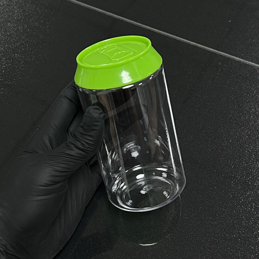 Botella transparente con tapa verde.