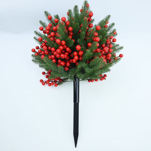 LO-504 Arbre à branches de <span class=keywords><strong>sapin</strong></span> et de baies rouges protégées contre les UV de 57cm avec piquet de sol pour l'affichage extérieur de Noël et du <span class=keywords><strong>jardin</strong></span> - Product Image 1