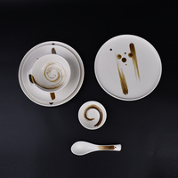 Service de table en porcelaine au design tourbillonnant artistique, motif spirale central peint à la main, céramique blanche, style moderne
