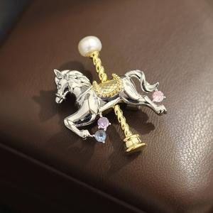 เข็มกลัดม้ามงคล ยูนิเซ็กซ์ ประดับมุกน้ำจืด 6 มม. เงางาม หมุนได้  เครื่องประดับนำโชคสำหรับผู้หญิง ชุบโลหะผสม - Product Image 1