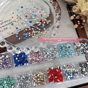 Venta al por mayor: Nuevo adorno de uñas DIY de 12 ranuras con diamantes de colores y base plana, estilo mini champán - Product Image 4