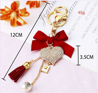 Porte-clés personnalisé en alliage avec strass et cœur, motif nœud papillon féminin, idéal pour décorer sacs et accessoires suspendus