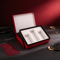 Boîte cadeau rouge personnalisée, boîte rigide magnétique de luxe avec bordure noire et insert en mousse à 3 fentes blanches pour l'emballage de cadeaux d'affaires