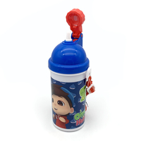 Nouvelle conception, bouteille d'eau portable en plastique de luxe de 500 ml pour enfants, motif dessin animé mignon, pour la maternelle, avec paille/sangle
