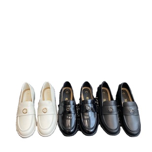 Mocassins en cuir de vachette 2026 à boucle métallique tendance, chaussures plates décontractées pour femmes, toutes saisons, isolantes - Product Image 1