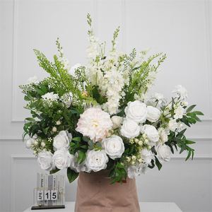 Promotion : Chemin de table floral pour mariage, roses blanches pour allée, fleurs en soie pour allée - Product Image 1