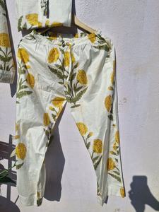 Conjunto de Pijama de Algodón con Estampado Floral para Mujer |   Traje de Dormir Indio a Rayas Hecho a Mano |   Ropa de Casa de Muselina Suave - Product Image 3
