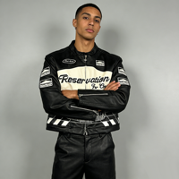 Neue Herren-Rennlederjacke aus PU-Leder in Schwarz-Weiß mit Farbblockdruck und Aufnähern, Reservierung, OEM-Anpassung, Großhandel, Dropshipping