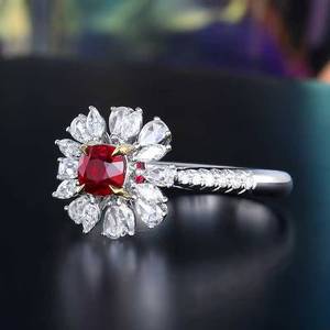 Anillo Halo con Rubí de Mozambique Sin Calentar, Oro Blanco de 18K con 28 Diamantes de 0.44ct, Gema Central de 0.58ct, Joyería Elegante para Mujer - Product Image 2