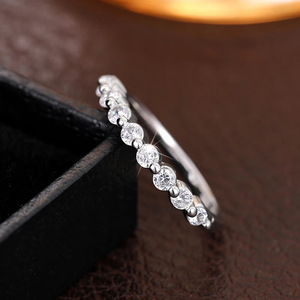 Elegante Anello con Zirconi Incastonati, Gioiello Minimalista Classico da Donna, per Uso Quotidiano, Regalo Chic - Product Image 4