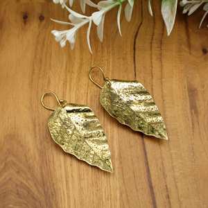 Boucles d'oreilles en forme de feuille d'or faites à la main en laiton Boho Jewelry, boucles d'oreilles pendantes en or légères inspirées de la nature pour le festival, cadeau pour elle - Product Image 3