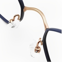 Lunettes de vue sur mesure de style haut de gamme, monture rouge foncé, branches couleur champagne, légères, monture intégrale ovale, fabriquées en usine