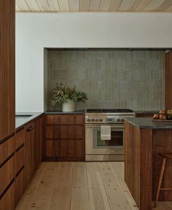 Meubles de <span class=keywords><strong>cuisine</strong></span> italiens de luxe minimalistes sur mesure VERMONHOUZZ avec îlot en marbre incliné et éclairage LED intégré - Product Image 4