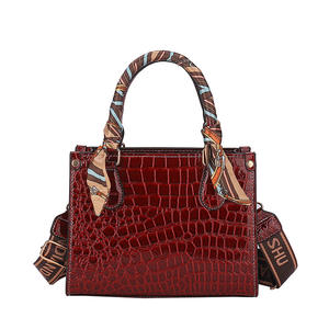 Sacs à main à poignée supérieure avec écharpe Sacs fourre-tout carrés de créateur avec larges bretelles Sacs à main pour femmes - Product Image 5