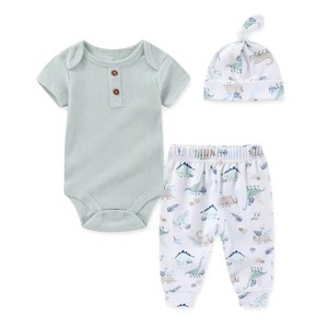 Conjunto de <span class=keywords><strong>tres</strong></span> piezas de verano para bebé al por mayor, mono de manga corta, sombrero y pantalones de 0 a 9 meses, tejido de punto sólido ODM transfronterizo - Product Image 5