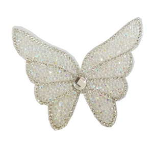 Borboleta branca Logo Sticker Hot Fix Cristal Rhinestone Ferro Personalizado em Patches para Decoração do Vestuário - Product Image 1