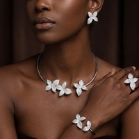 Parure de bijoux de luxe 4 pièces en zircon cubique motif floral pour femme : collier ras-du-cou ouvert, bracelet, bague et boucles d'oreilles clous – Bijoux de mariage et de mariée