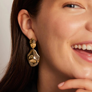 Pendientes de Metal Líquido SJ de Lujo Discreto, Pendientes Irregulares Martillados <span class=keywords><strong>en</strong></span> Oro y Plata, Pendientes con Textura de Lava <span class=keywords><strong>Irregular</strong></span> - Product Image 1
