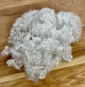 Vikohasan, Fibra de Poliéster 100% Reciclada GRS, Grado 7D 64mm, Relleno Sintético 100%, Blanco Sólido, Reciclable - Product Image 1