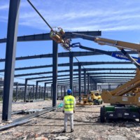Entrepôt préfabriqué en acier moderne à haute durabilité et grande flexibilité avec porte coulissante en structure légère pour usage extérieur