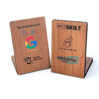 Etiqueta NFC de madera con diseño de reseñas de Google para control de acceso e interacción móvil