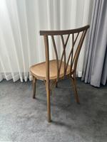 Chaise en résine plastique effet bois à dossier croisé, empilable, capacité 800 lbs, pour banquets, hôtels, mariages et événements - Vente en gros