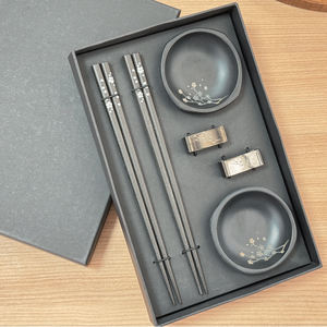 Palillos Chinos Clásicos de Madera de Alta Calidad con Juego de Platos y Utensilios Delamine - Vajilla Ecológica para Regalo Empresarial para 2 Personas - Product Image 3